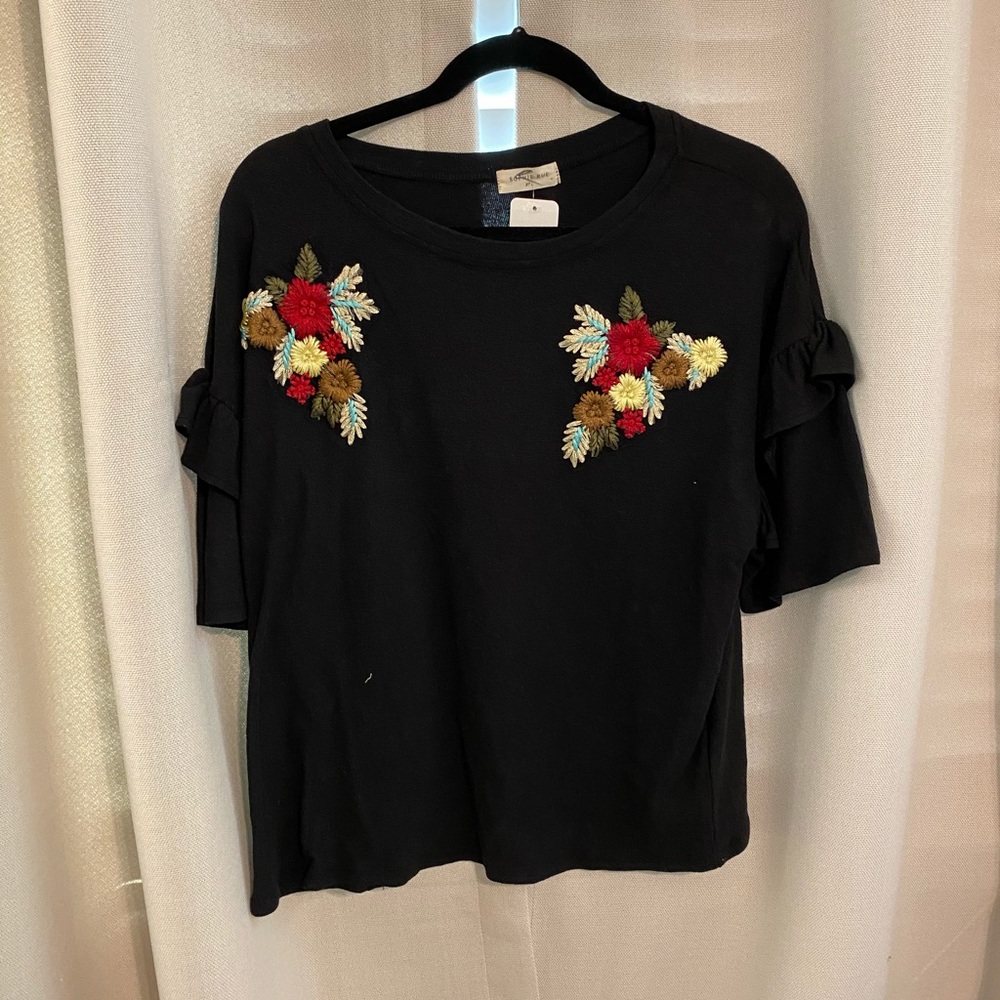 Short sleeve shirt with embroidery